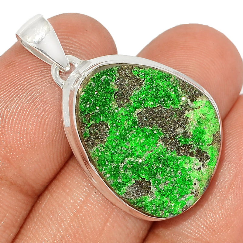 1.3" Uvarovite Green Garnet Pendants - UGGP306